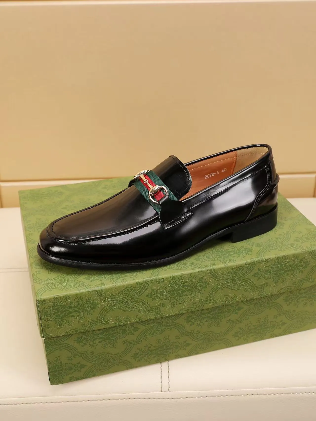 Men's men's shoes 💰440 🆘【GUCCI】Gucci ·🐂里· Hot-selling beanie shoes, top brand luxury, top quality, latest fashion beanie shoes.. The upper is made of original high mercerized smooth cow suede. (Full top-layer water-dyed 🐂 leather and lining). The original stylish and stylish soft rubber wear-resistant and non-slip outsole is light and comfortable on the foot, available in 2 colors! Matching code: 39-45 (38.46. Customized)
